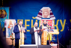 Священники заставили провокатора покаяться на сцене Майдана