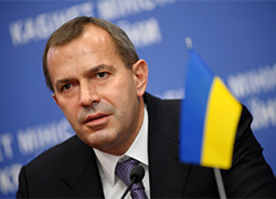 Глава администрации Януковича предлагает провести выборы только в декабре