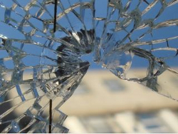 Уборщица-хулиганка разбила окна в школе под Минском