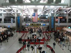 Терминал аэропорта Нью-Йорка эвакуировали из-за дымящейся сумки