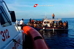 ВМС Италии спасли 1100 мигрантов возле острова Лампедуза