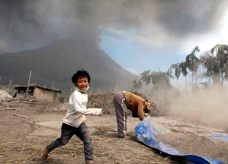 Индонезия эвакуирует 200 тысяч человек из-за вулкана