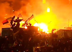 Штурм Майдана: сілавікі ўключылі вадамёт, людзі спяваюць гімн