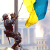 Фотофакт: боец «Беркута» срывает государственный флаг Украины