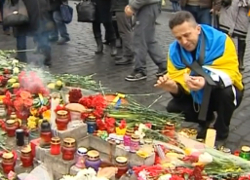 Люди массово несут цветы на Майдан