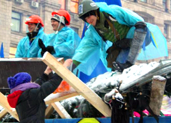 Коммунальщики разобрали баррикады на Грушевского