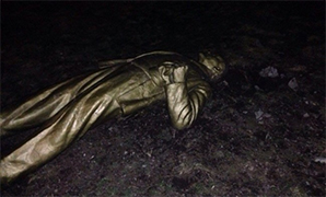 В Луганской области джипом снесли памятник Ленину