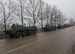 Местные жители  блокируют российские БТРы под Симферополем