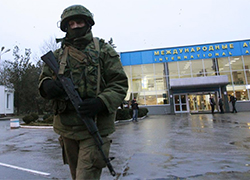 Аэропорт «Симферополь» продолжают окружать военные