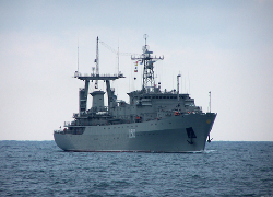 Экипаж корабля «Славутич» отразил атаку вооруженных людей