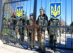 Украінцы закупляюць прадукты і рэчы для салдат у Крыме