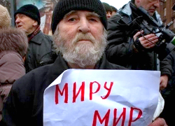 Блокадника в Петербурге оштрафовали за плакат «Миру мир»