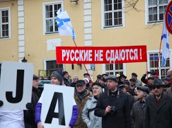 Русскоязычные жители Латвии митингуют в поддержку крымских сепаратистов