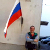 Житель Друскининкая хвастается вывешенным флагом России
