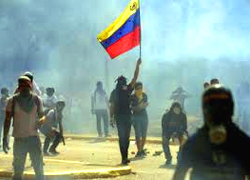Столкновения в Венесуэле: митинги разгоняют водометами