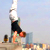 Экстремал сделал стойку на руках на краю крыши небоскреба в Шанхае (Видео)