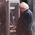 Фотофакт: президент Ирландии стоит в общей очереди к банкомату