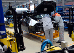 Ford останавливает конвейер и увольняет сотрудников в России