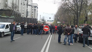 Активисты перекрыли улицу Грушевского и заблокировали Верховную Раду