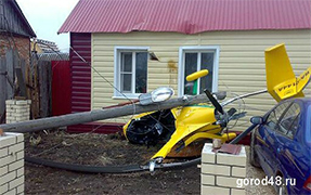 В России вертолет рухнул на жилой дом