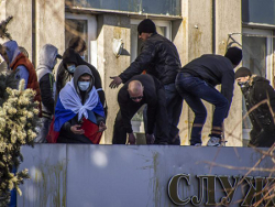 СНБО Украины: У захватчиков здания СБУ в Луганске более тысячи единиц оружия