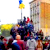 У Кіеве натоўп школьнікаў спяваў гімн Украіны на БТРы (Відэа)
