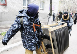 Боевики вынесли бронежилеты из отделения милиции в Красноармейске