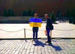 Москвич вышел к Кремлю с плакатом: «Прекратите агрессию против братского народа!»