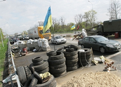 Под Киевом строят блокпосты и стягивают БТРы