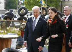 Активистка Майдана провела экскурсию для вице-президента США