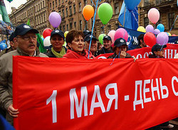 Жители Петербурга отмечают Первомай под гимн Украины