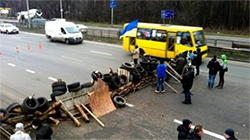Roadblocks mounted around Kyiv