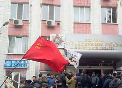 Милиционеры сняли флаг сепаратистов со здания МВД в Донецке