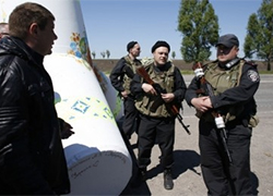 Ukrainian soldiers mount 10 roadblocks around Mariupol