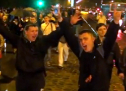 По центру Риги ходили колонны людей с криками «Россия»