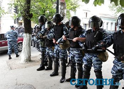 Против крымских татар на траурном митинге выставили ОМОН