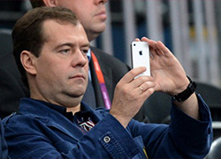 Хакеры: К нам «совершенно случайно» попало содержимое трех айфонов Медведева