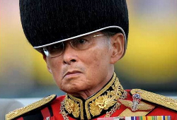 Король Таиланда одобрил принятие временной конституции