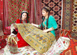 Жители Туркменистана отметили День ковра