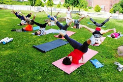 В Лошицком парке будут проводить бесплатные занятия по йоге