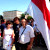 Фотофакт: Белорусы пришли на инаугурацию Порошенко под бело-красно-белыми флагами