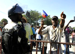 На Гаити требуют отставки президента