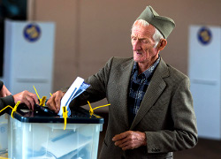 Жители Косово выбирают парламент