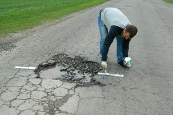 Борисовчанин добился компенсации за разбитое из-за ямы колесо