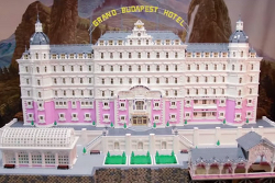Отель «Гранд Будапешт» собрали из «Лего» (Видео)