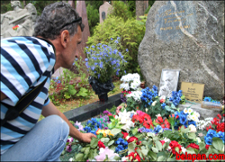 Писатели возложили цветы на могилу Василя Быкова