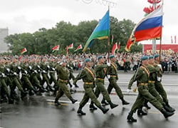 Russian paratroopers, Tigrs, Alligators and Su-34 at parade in Minsk
