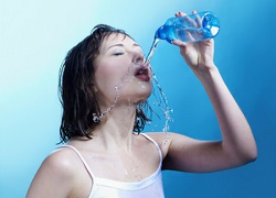 Медики советуют солить еду и пить больше воды