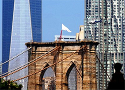 Художники из Берлина заменили флаги на Бруклинском мосту