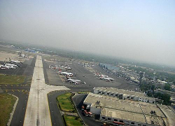 Пассажирский самолет загорелся в аэропорту Дели